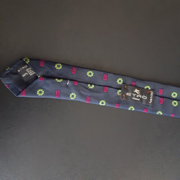 ETRO Milano 100% Silk Men's Neck Tie Navy w/ Pink "E" Logo Design - Picture 6 of 11